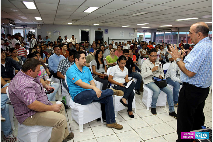 Jóvenes participan en simposio sobre fenómenos solares