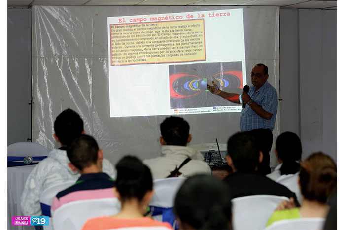 Jóvenes participan en simposio sobre fenómenos solares