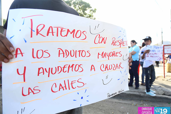 Jóvenes incentivan a la población a realizar buenas prácticas de cortesía