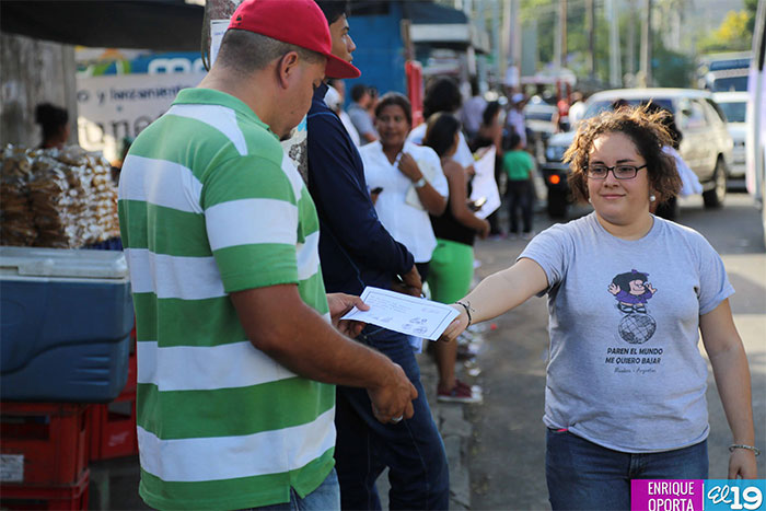 Jóvenes incentivan a la población a realizar buenas prácticas de cortesía