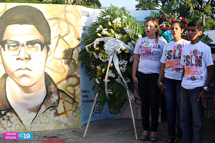 Juventud nicaragüense rinde homenaje a Leonel Rugama