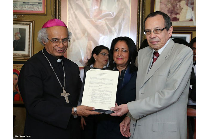 Asamblea entrega reconocimiento al Cardenal Brenes por su reciente nombramiento  