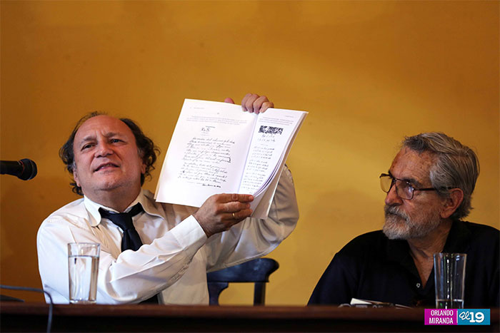 Presentan en León obra "La Caligrafía de Darío"