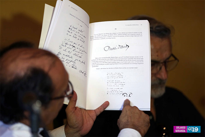 Presentan en León obra "La Caligrafía de Darío"