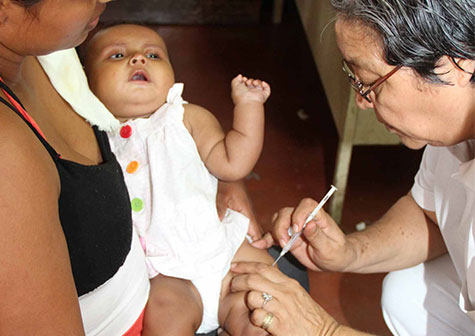 Familias asisten a centros de salud para aplicarse vacunas y prevenir enfermedades