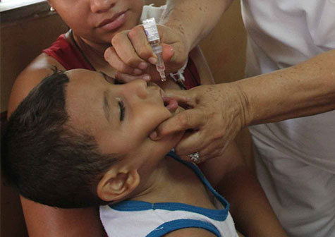 Familias asisten a centros de salud para aplicarse vacunas y prevenir enfermedades