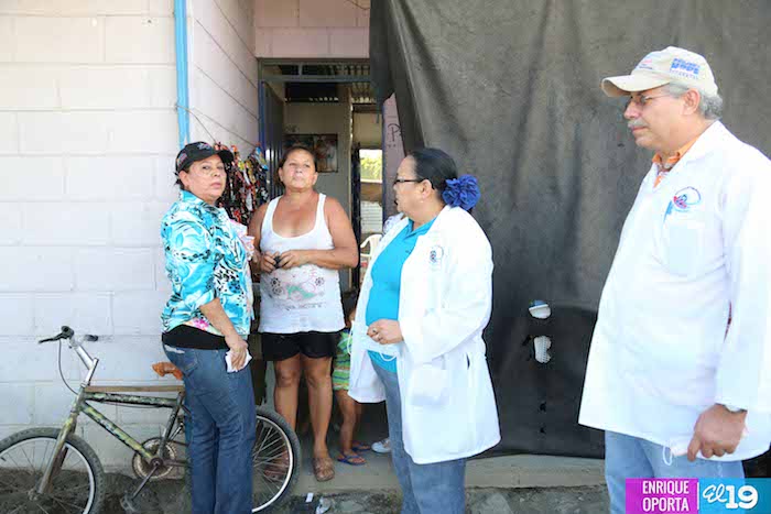 Brigadas de salud visitan a familias de barrios aledaños al incendio ocurrido en el depósito de plástico de Acahualinca
