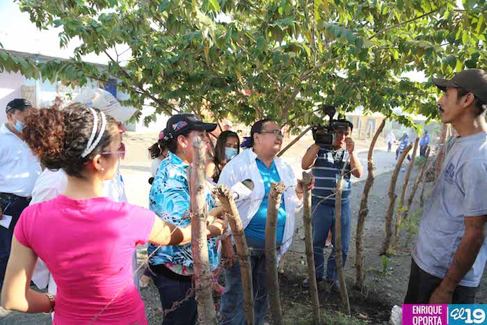 Brigadas de salud visitan a familias de barrios aledaños al incendio ocurrido en el depósito de plástico de Acahualinca