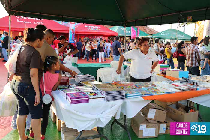 Exitosa feria escolar en Puerto Salvador Allende