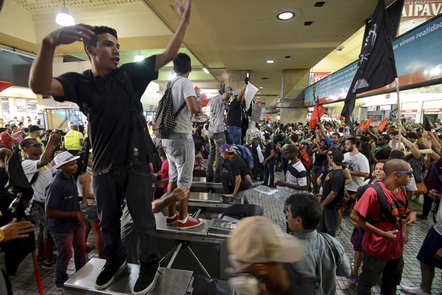 Violentas protestas por precio del transporte sacuden Brasil