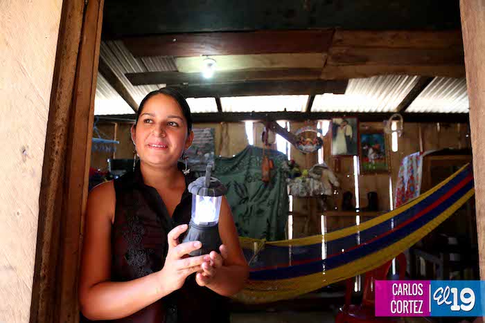 Chinandeganos felices con la instalación del servicio de energía eléctrica