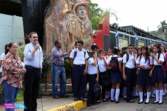 Diputados y estudiantes comparten sobre el General Sandino