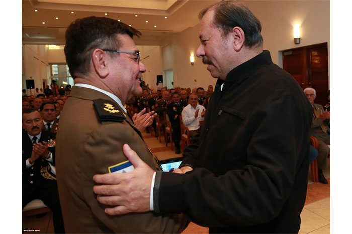 Daniel impone ascenso en grados al Inspector General y al Jefe del Estado Mayor del Ejército de Nicaragua