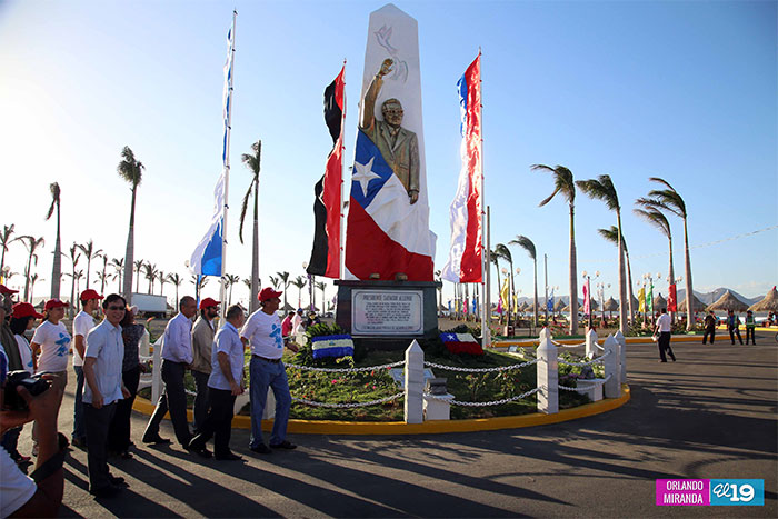 EPN devela monumento a Salvador Allende en puerto que lleva su nombre