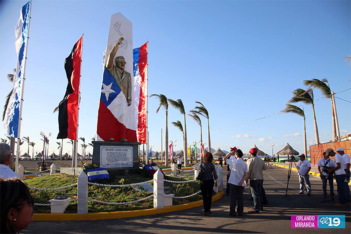 EPN devela monumento a Salvador Allende en puerto que lleva su nombre