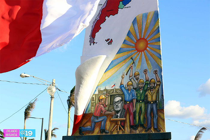 EPN devela monumento a Salvador Allende en puerto que lleva su nombre