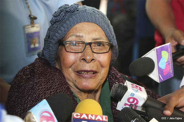Parte hacia El Vaticano mamá del Cardenal Brenes para acompañarlo en su investidura cardenalicia