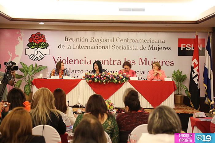Mujeres de la Internacional Socialista reunidas para hablar de violencia intrafamiliar