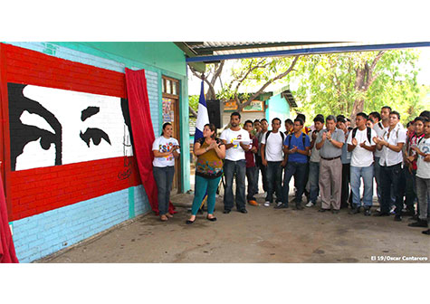 Jóvenes elaboran mural en honor a Chávez