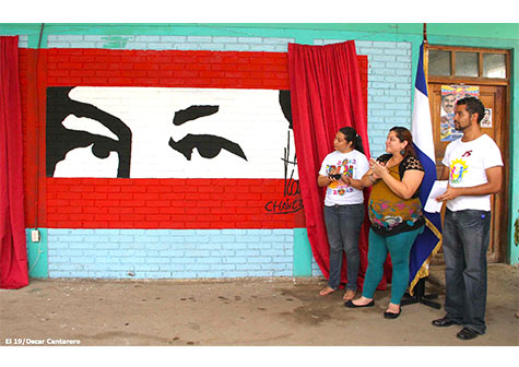 Jóvenes elaboran mural en honor a Chávez