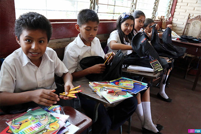 Paquetes escolares llegan a niñez de Masaya