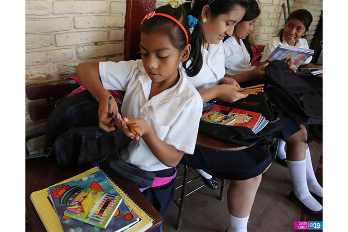 Paquetes escolares llegan a niñez de Masaya