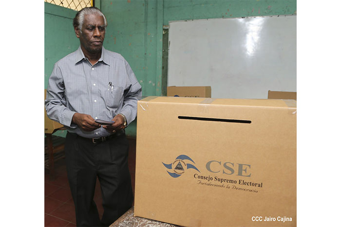 Costeños ejercen su derecho al voto