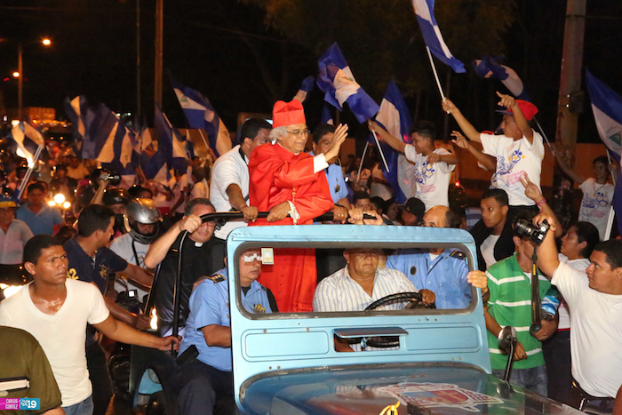 Miles de nicaragüenses dan la bienvenida al Cardenal Brenes