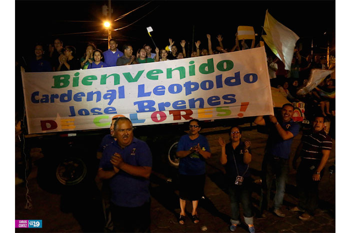 Miles de nicaragüenses dan la bienvenida al Cardenal Brenes