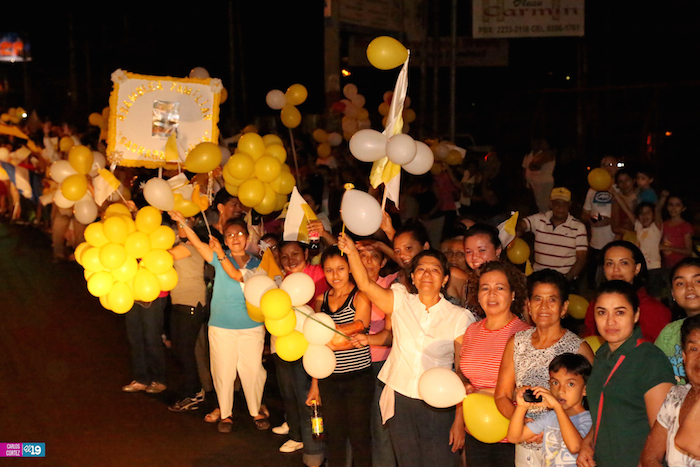 Miles de nicaragüenses dan la bienvenida al Cardenal Brenes