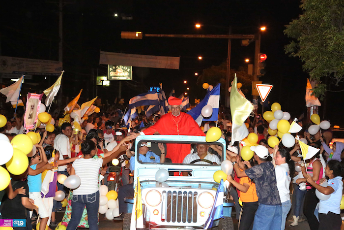 Miles de nicaragüenses dan la bienvenida al Cardenal Brenes