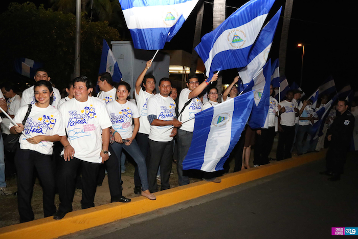 Miles de nicaragüenses dan la bienvenida al Cardenal Brenes