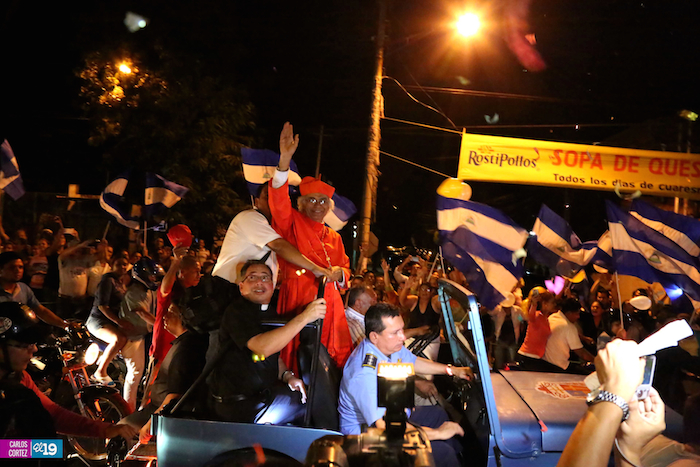 Miles de nicaragüenses dan la bienvenida al Cardenal Brenes