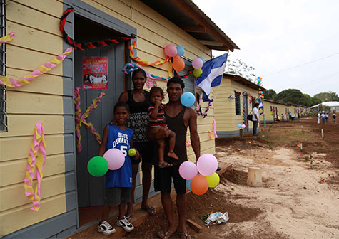 Familias de Corn Island salen del suampo y estrenan Viviendas Dignas