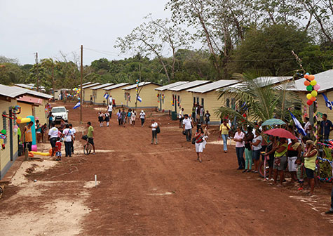 Familias de Corn Island salen del suampo y estrenan Viviendas Dignas