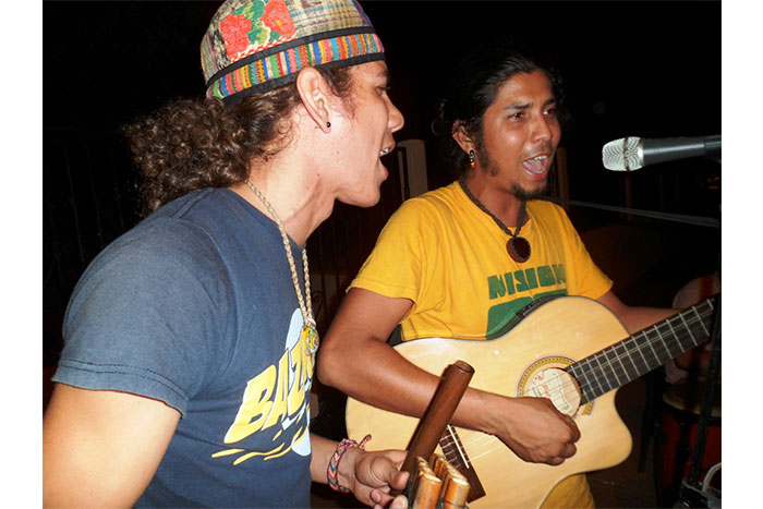 Artistas nicaragüenses recuerdan a Chávez con recital callejero de trova y poesía
