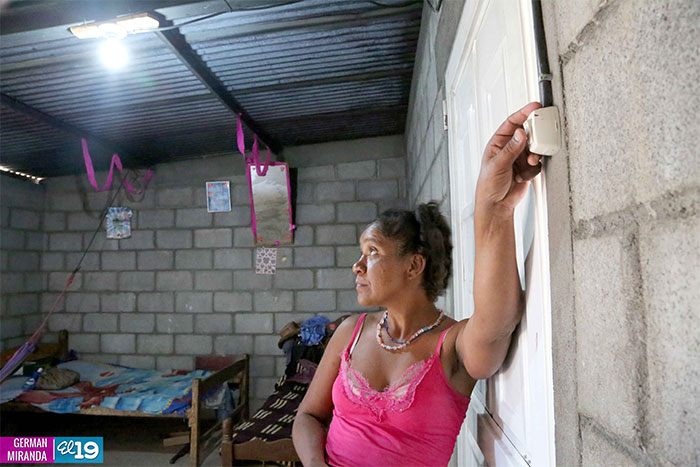 Gobierno lleva energía a comunidad El Tule, municipio de San Isidro