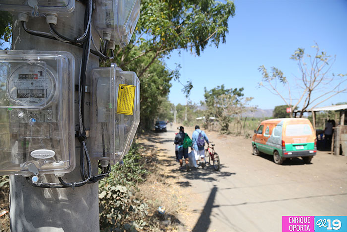 Familias de Mateare cuentan con nuevo servicio de energía eléctrica en sus viviendas