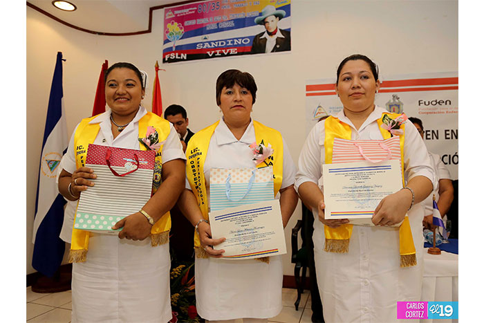 Realizan graduación de Enfermeras Obstetras que atenderán a mujeres que habitan en zonas rurales