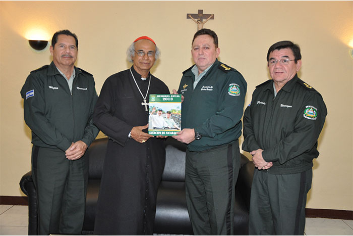 Ejército presenta Memoria Anual 2013 al Cardenal Brenes