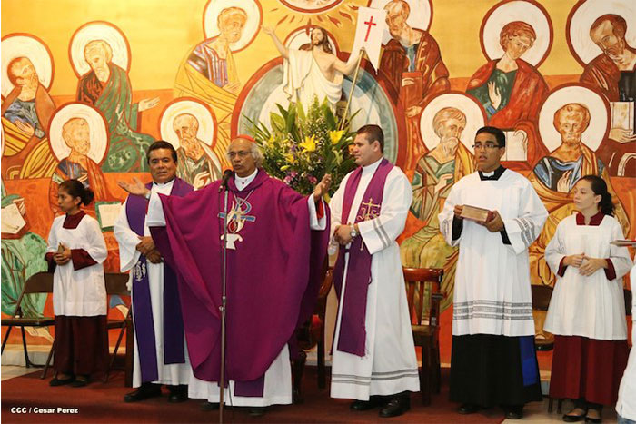 Feligreses de parroquia Espíritu Santo reciben gozosos a Cardenal Brenes