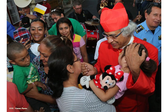 Feligreses de parroquia Espíritu Santo reciben gozosos a Cardenal Brenes