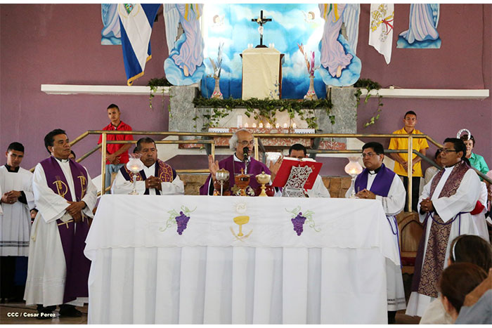 Realizan tercera peregrinación y Viacrucis en La Conquista 