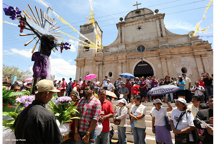 Realizan tercera peregrinación y Viacrucis en La Conquista 