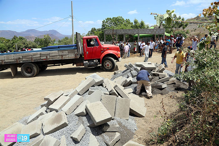 Gobierno entrega materiales para construcción de viviendas a familias afectadas por incendio
