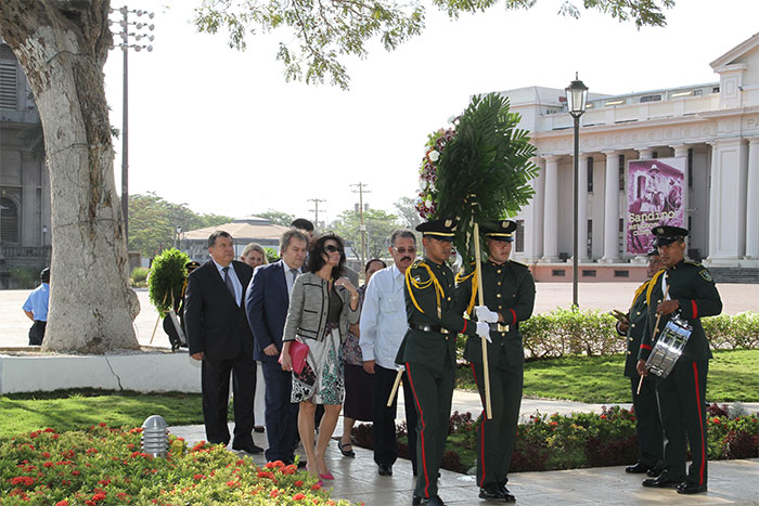 Delegación rusa deposita ofrenda floral en mausoleo de héroes y mártires de la Revolución