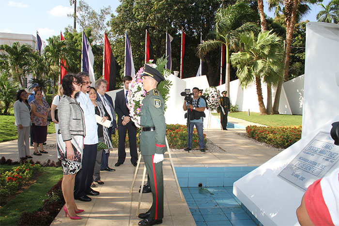 Delegación rusa deposita ofrenda floral en mausoleo de héroes y mártires de la Revolución