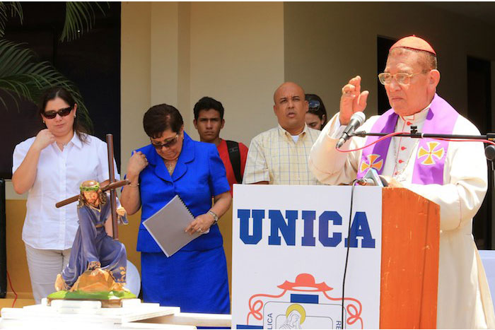 Cardenal Miguel Obando participa de Vía Crucis en la UNICA