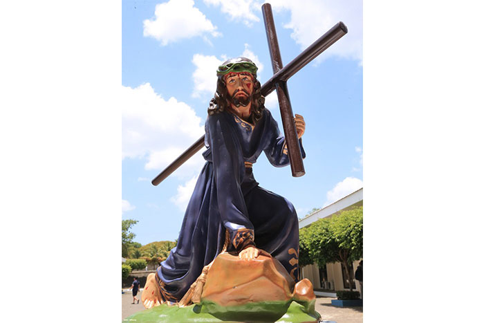 Cardenal Miguel Obando participa de Vía Crucis en la UNICA