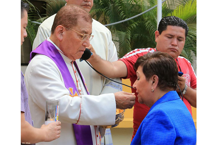 Cardenal Miguel Obando participa de Vía Crucis en la UNICA